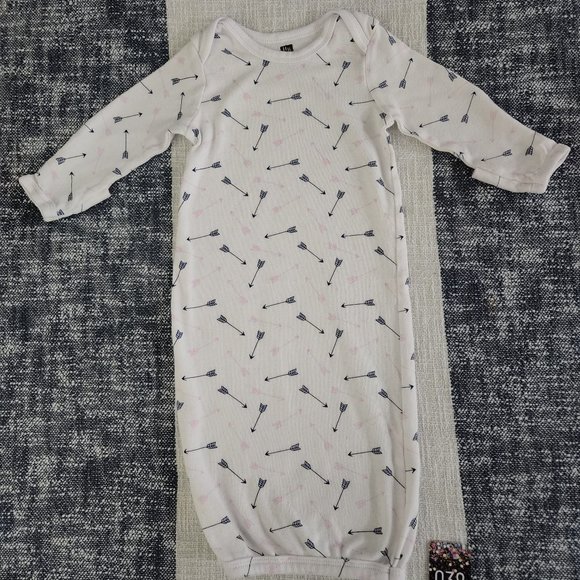 HB Arrows Nightgown (0 to 6 months) - Picture 1 of 3